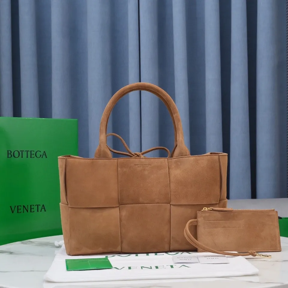 Batch 1960 BottegaVeneta# 🧷Early autumn SLIP tote handbag, the oversized woven design really makes it a huge gap from ordinary tote bags 🔗🔗The interior is matched with leather. ⛓Daniel Lee leads the brand gene to continue to evolve with fresh inspiration🧬🧬 Showing the balance between luxury and reality👉Wild green Size: 36*24*12【9892#】